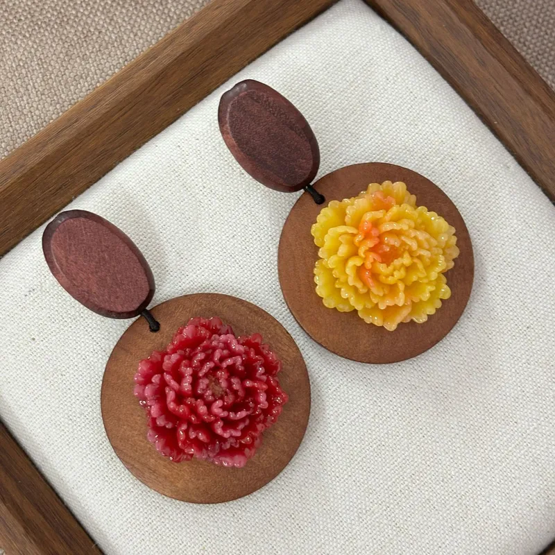 Resin Art Earrings Design - أقراط زهرة الفاوانيا الخشبية ذات الطراز
